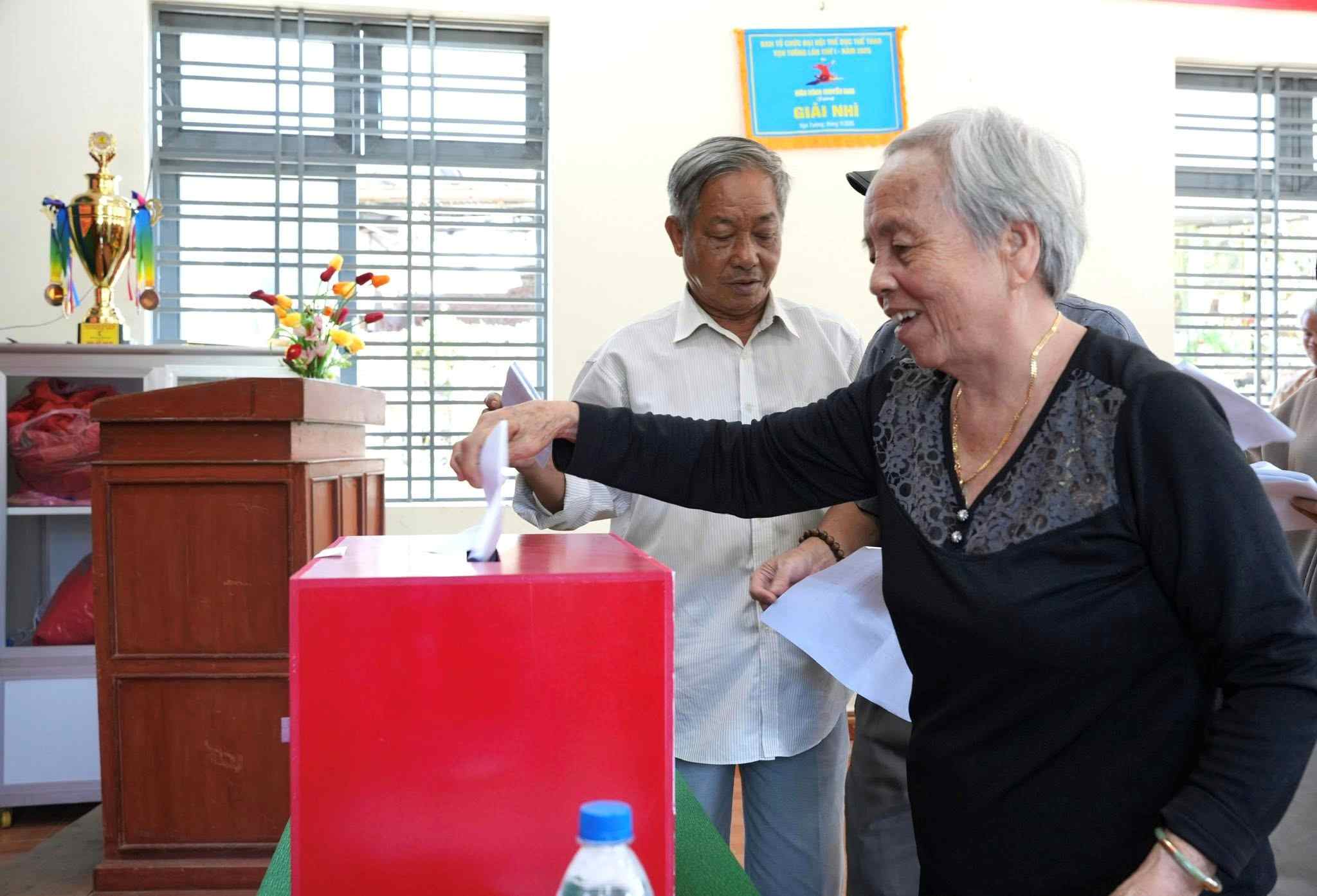People in Van Tuong commune, Quang Ngai province participate in voting to get opinions on the arrangement of villages and residential groups. Photo: Van Tuong Commune People's Committee