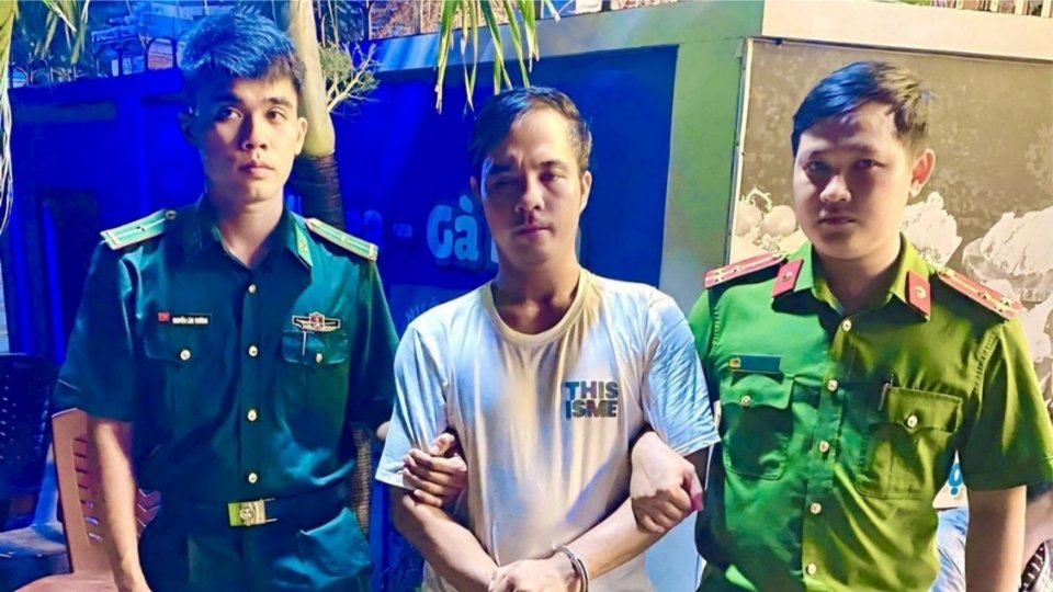 Las fuerzas funcionales arrestaron al sujeto Trần Văn Danh por el acto de posesión ilegal de drogas. Foto: Policía de Vĩnh Long