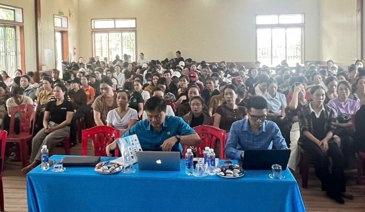 Conference to disseminate new policies on labor and insurance to help raise awareness and ensure the rights of workers. Photo: Ha Tinh Trade Union