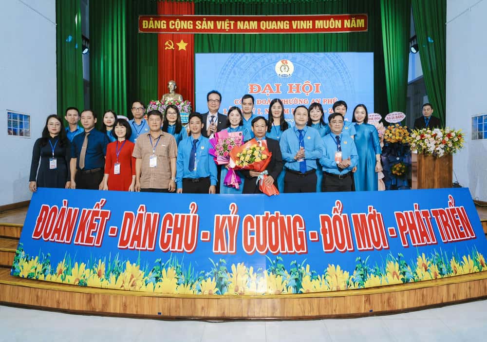 An Phu Ward Trade Union accompanies workers. Photo: Thanh Tuan