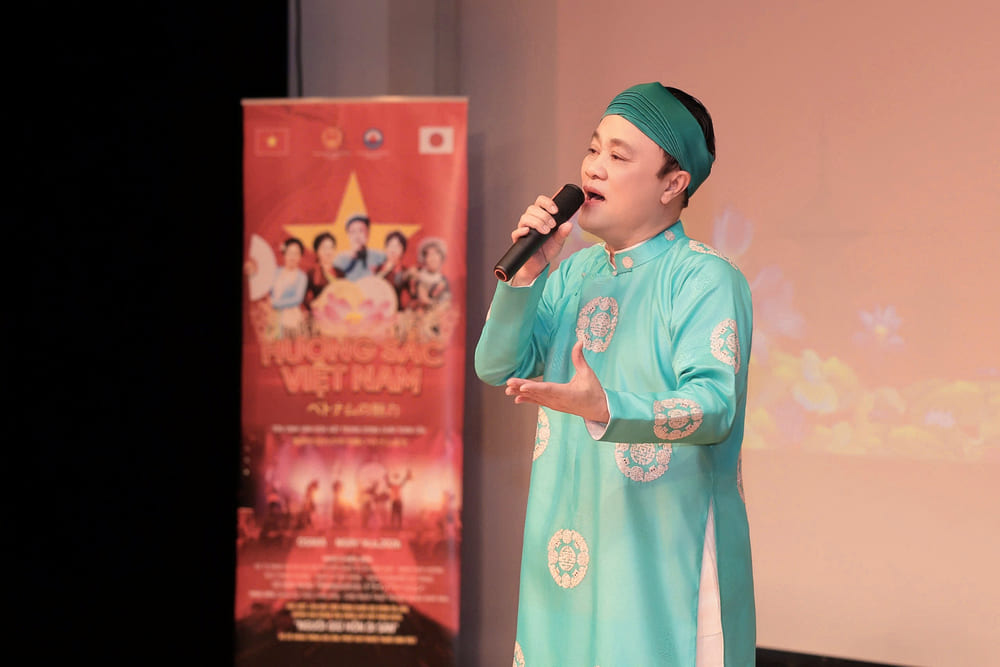 S.TS. nghệ sĩ Chu Bảo Quế nhấn mạnh trong bối cảnh hội nhập quốc tế ngày càng sâu rộng, việc giữ gìn và quảng bá các giá trị văn hóa truyền thống không chỉ là trách nhiệm của các cơ quan quản lý hay những người làm văn hóa, mà còn là sứ mệnh chung của mỗi người Việt Nam ở trong và ngoài nước. Ảnh: Ban tổ chức