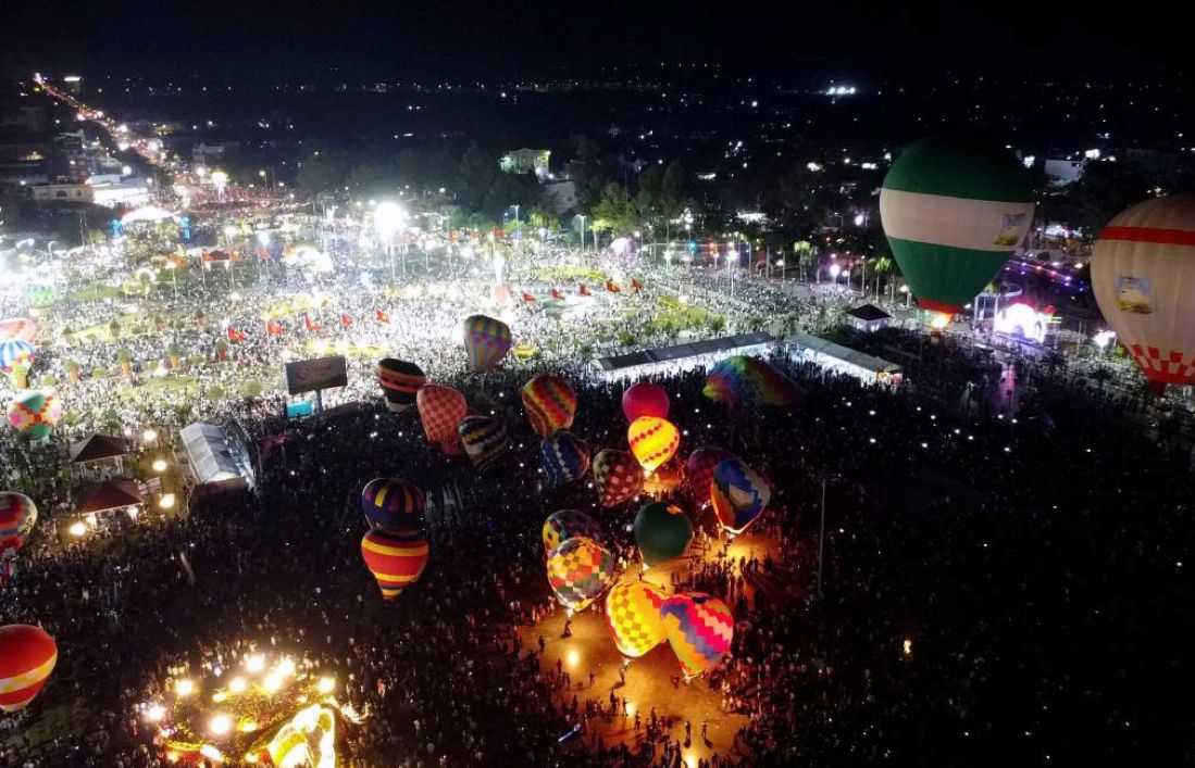Du khách có cơ hội ngắm trọn mặt đất từ trên cao. Ảnh: Ban tổ chức Festival Hoa kiểng Sa Đéc