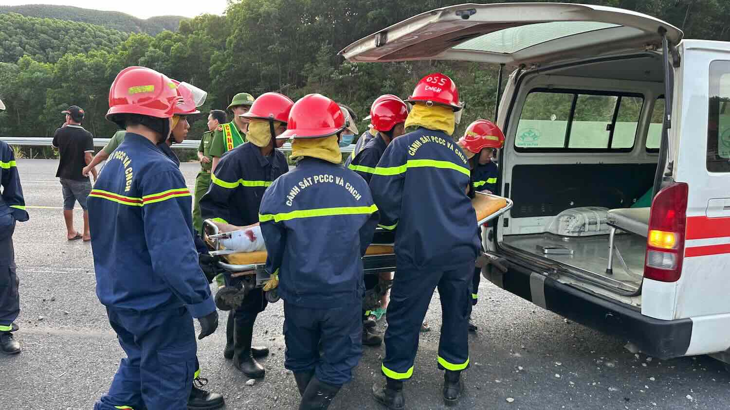 기능 부대가 사고 후 갇힌 운전자를 구조하고 있습니다. 사진: 꽝안.