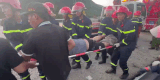 Rescuing a driver trapped in the cabin after an accident on the La Son - Hoa Lien expressway. Photo: Quang An