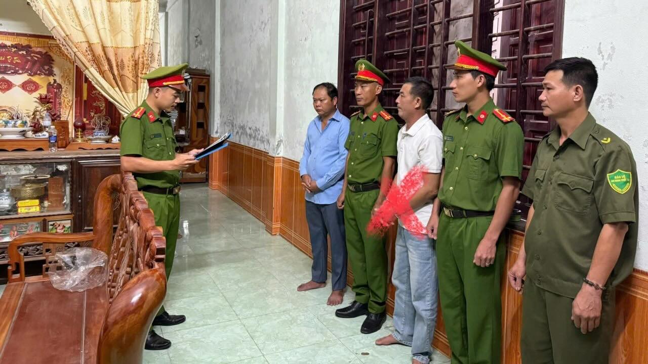 Lực lượng chức năng khởi tố bị can Trần Đức Duy (áo trắng). Ảnh: Công an tỉnh Quảng Trị