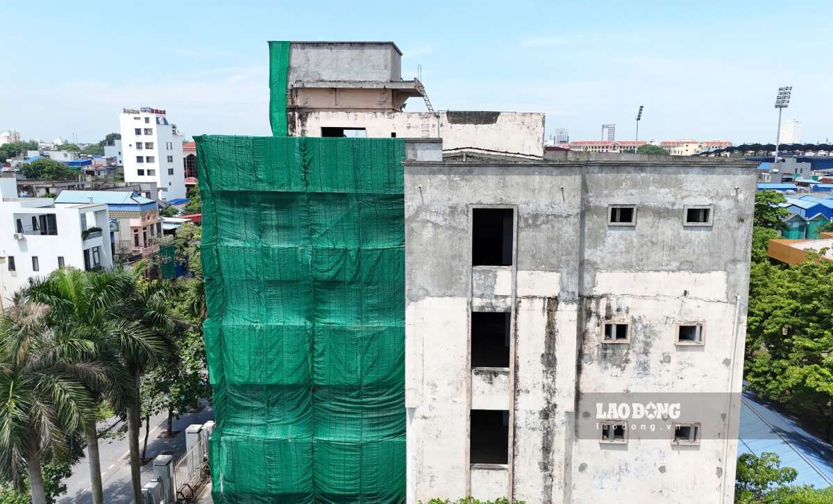 Công trình Bệnh viện Trường Đại học Điều dưỡng Nam Định xây dựng, sửa chữa dang dở suốt nhiều năm. Ảnh: Lương Hà
