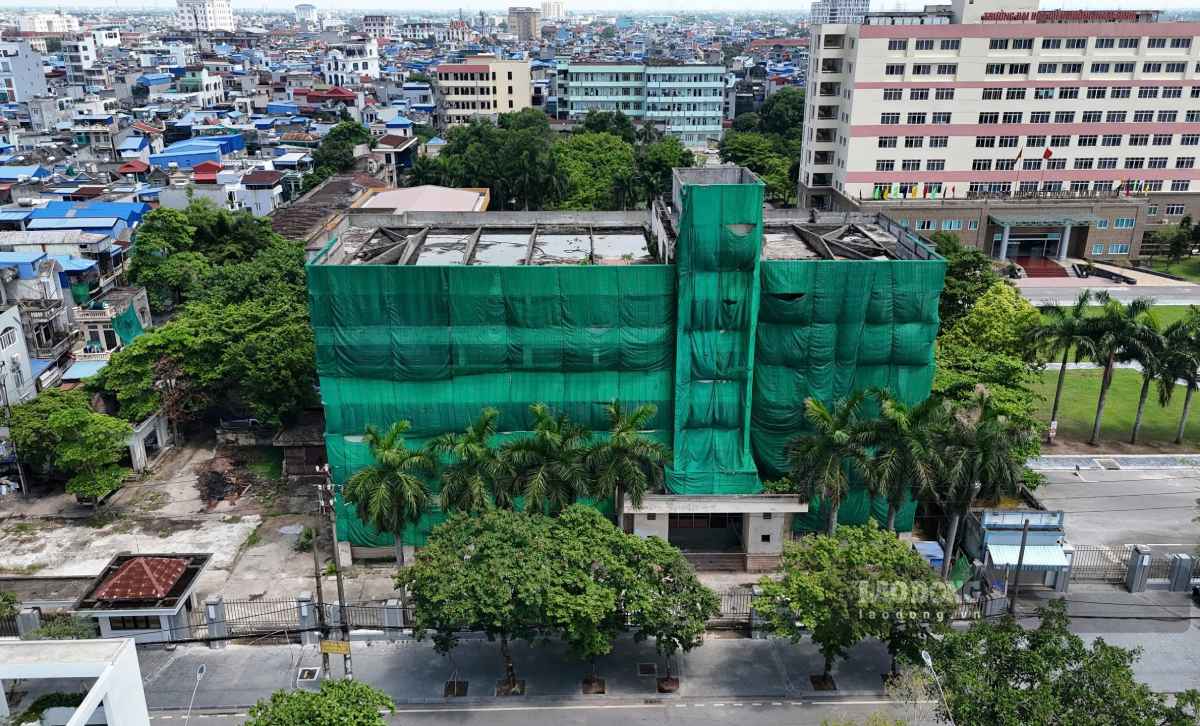 The Nam Dinh University of Nursing Hospital project is in a state of "covering" for many years. Photo: Luong Ha