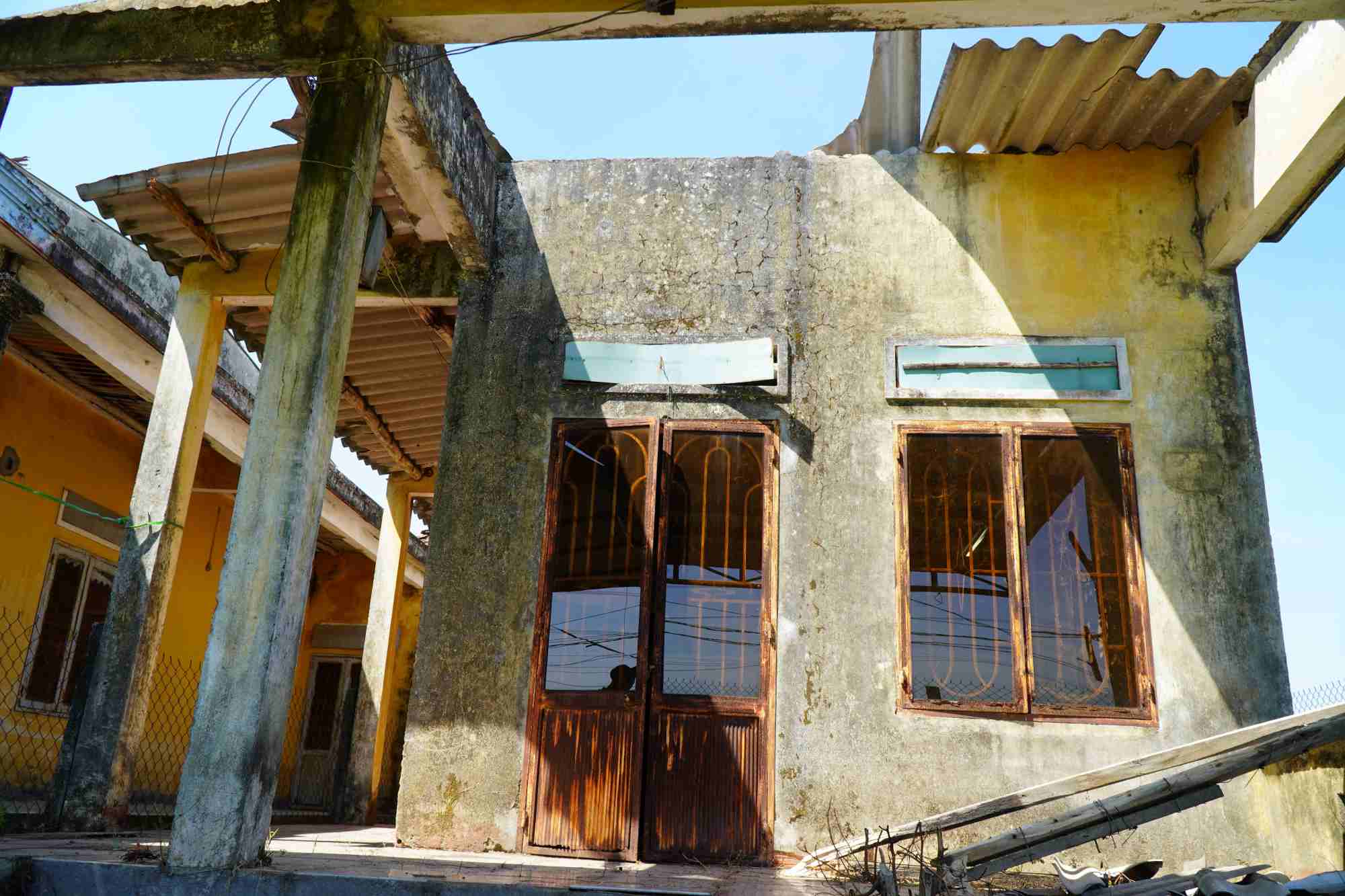 Houses of 7 households in The Long village, Tho Phong commune, Quang Ngai are seriously degraded because they cannot be repaired. Photo: Dong Giang