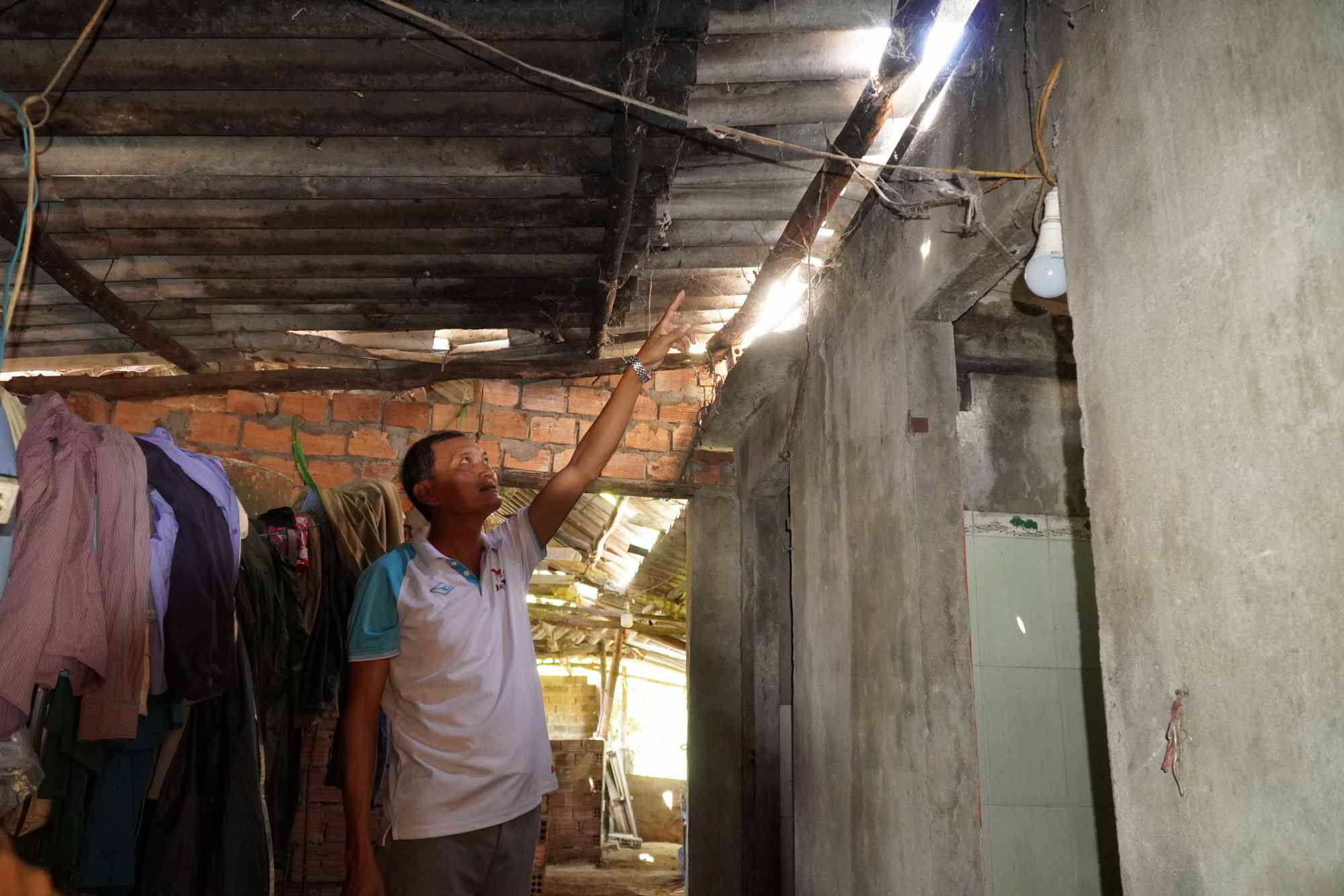 Nhiều vị trí trên mái tôn bị thủng khiến nhà ở bị thấm dột. Ảnh: Đông Giang