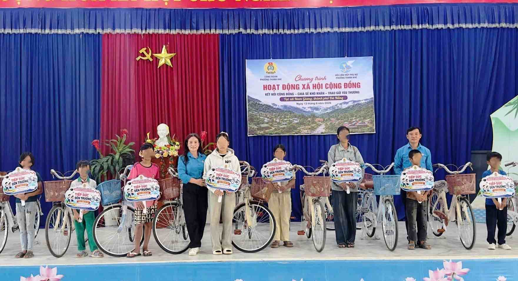 Thanh Khe Ward Trade Union, Da Nang presents gifts to students and families in difficult circumstances in Nam Giang mountainous commune. Photo: CĐTK