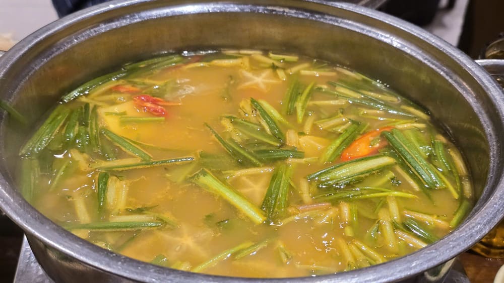 How to cook sour star fruit hotpot quickly and simply to help change the taste of family meals. Photo: Tuan Dat