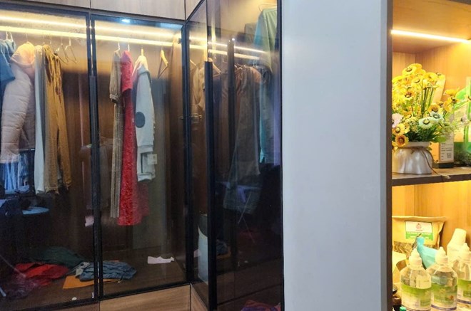 Rearranging the wardrobe not only helps save space but also supports spending control. Photo: Tran Lam