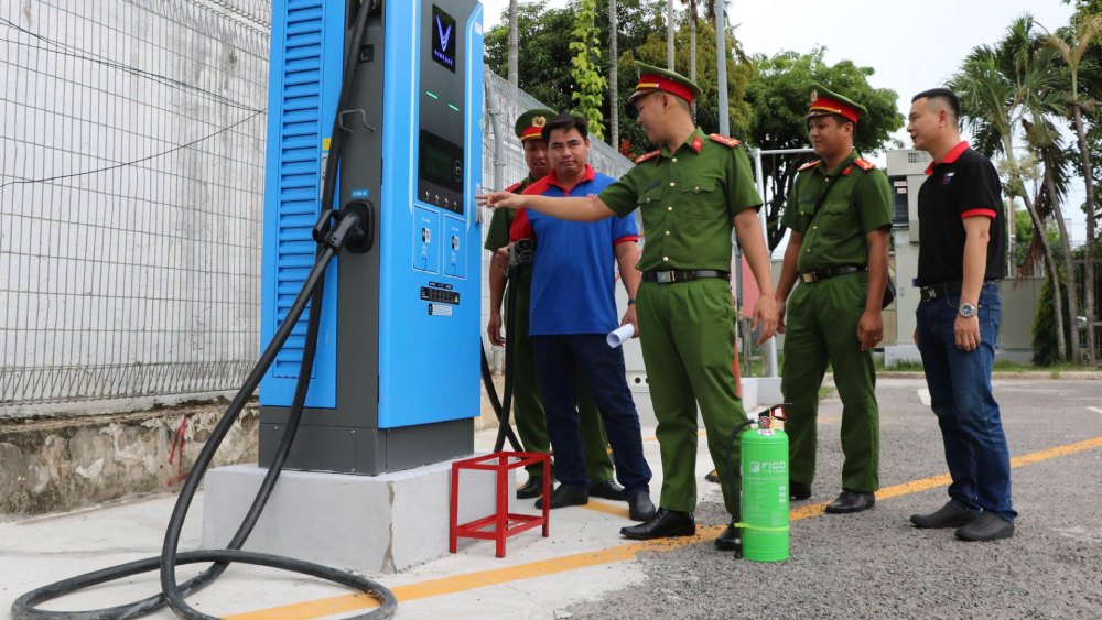 Kiểm tra công tác bảo đảm an toàn PCCC tại các trạm sạc xe điện nằm trong khuôn viên Siêu thị Mega Rạch Giá. Ảnh: Tiến Dũng