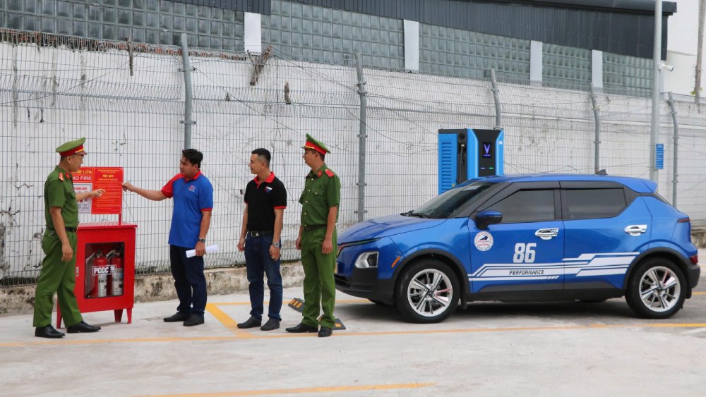 Inspecting fire safety assurance at electric vehicle charging stations located within the premises of Mega Rach Gia Supermarket. Photo: Tien Dung