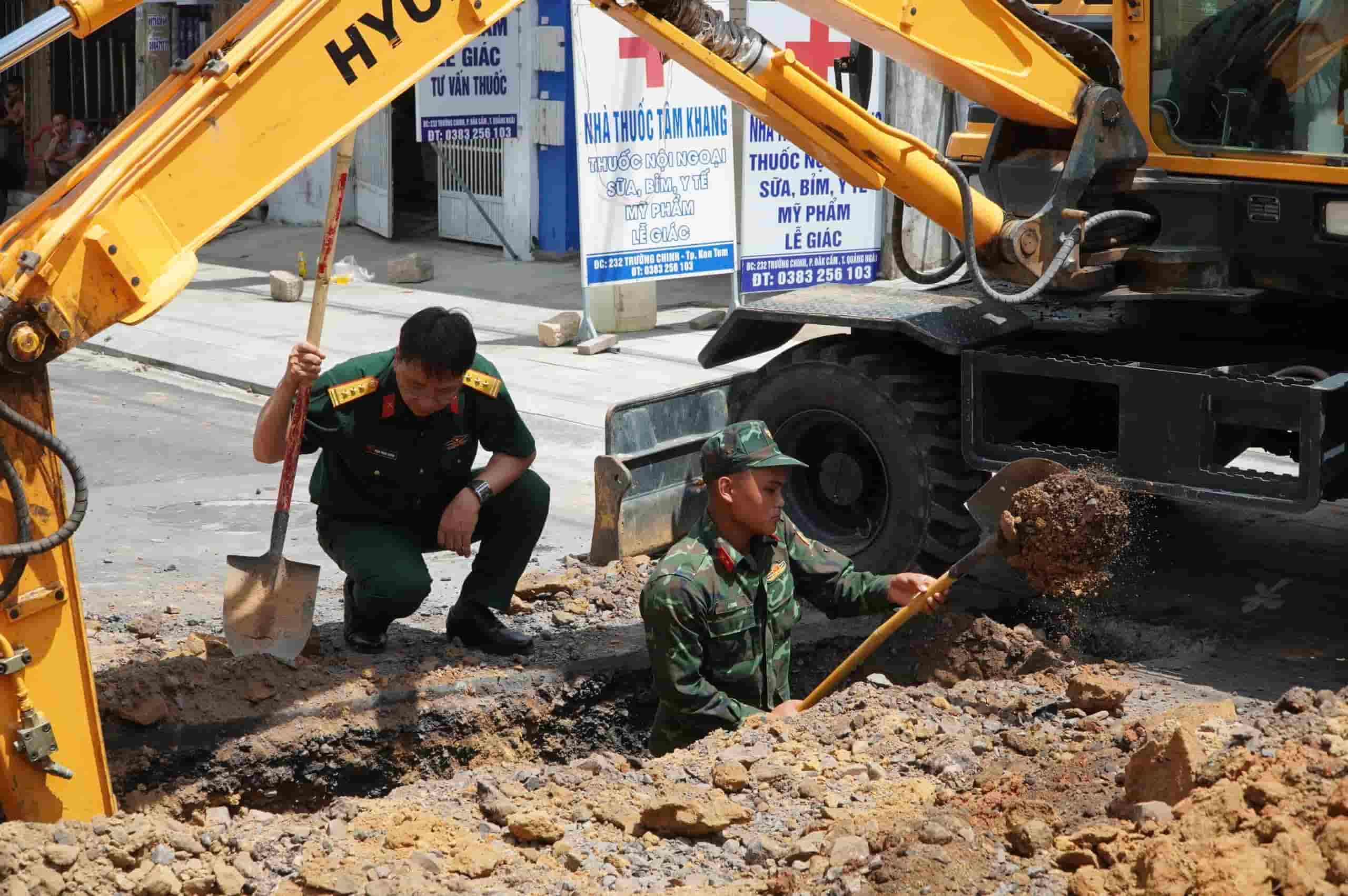 Officers and soldiers are making efforts to dig and excavate to search for martyrs' remains. Photo: Van Tung