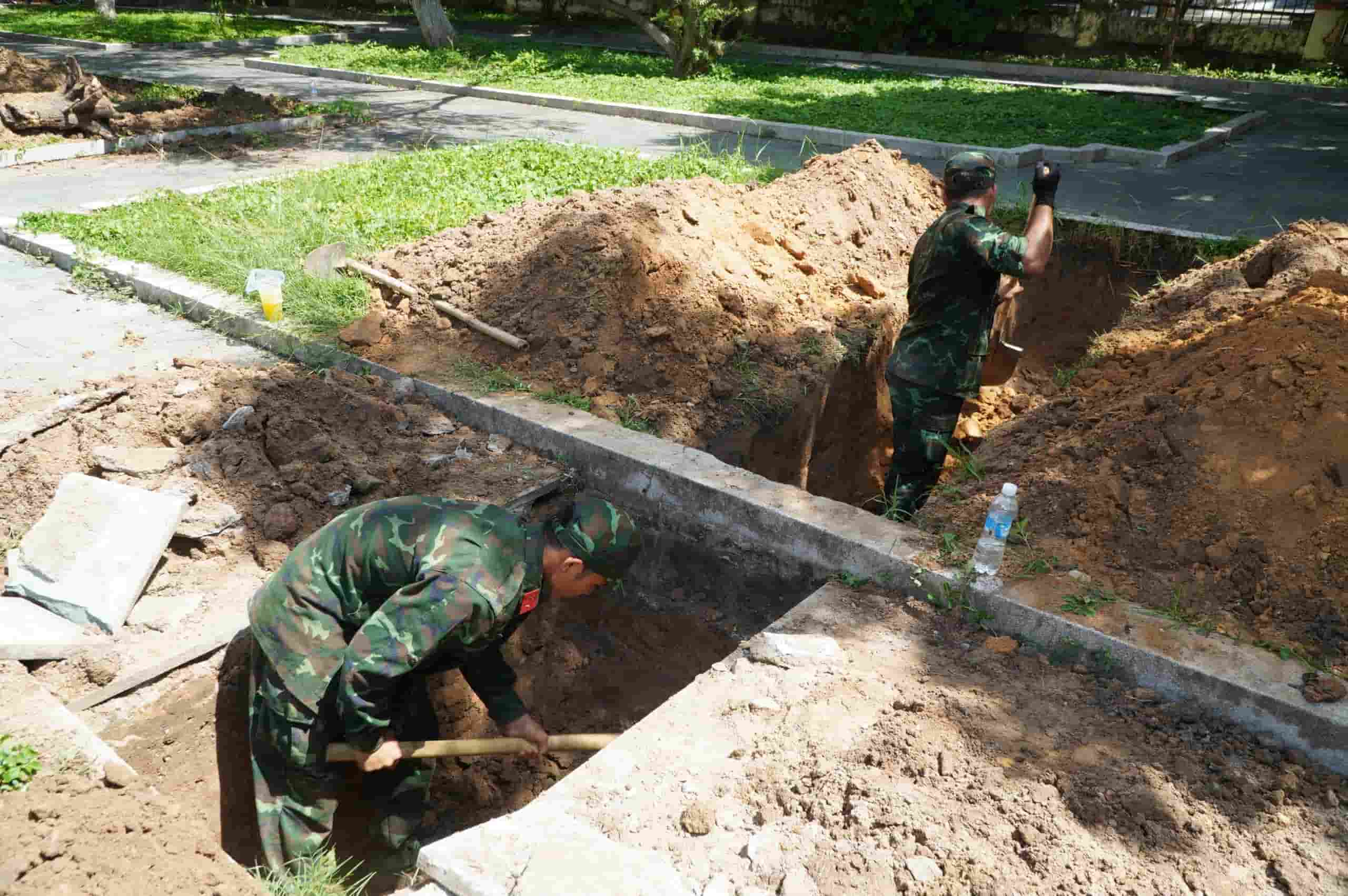 Thời tiết nắng nóng, các chiến sĩ vẫn nhẫn nại đào bới từng lớp đất đá. Ảnh: Văn Tùng