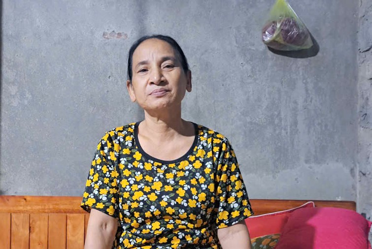 Bà Ngô Thị Ngượng bất ngờ vướng vào vụ tranh chấp khoản nợ 1,5 tỉ đồng sau khi cho cháu mượn sổ đỏ cầm cố vay 300 triệu đồng. Ảnh: Quang Đại