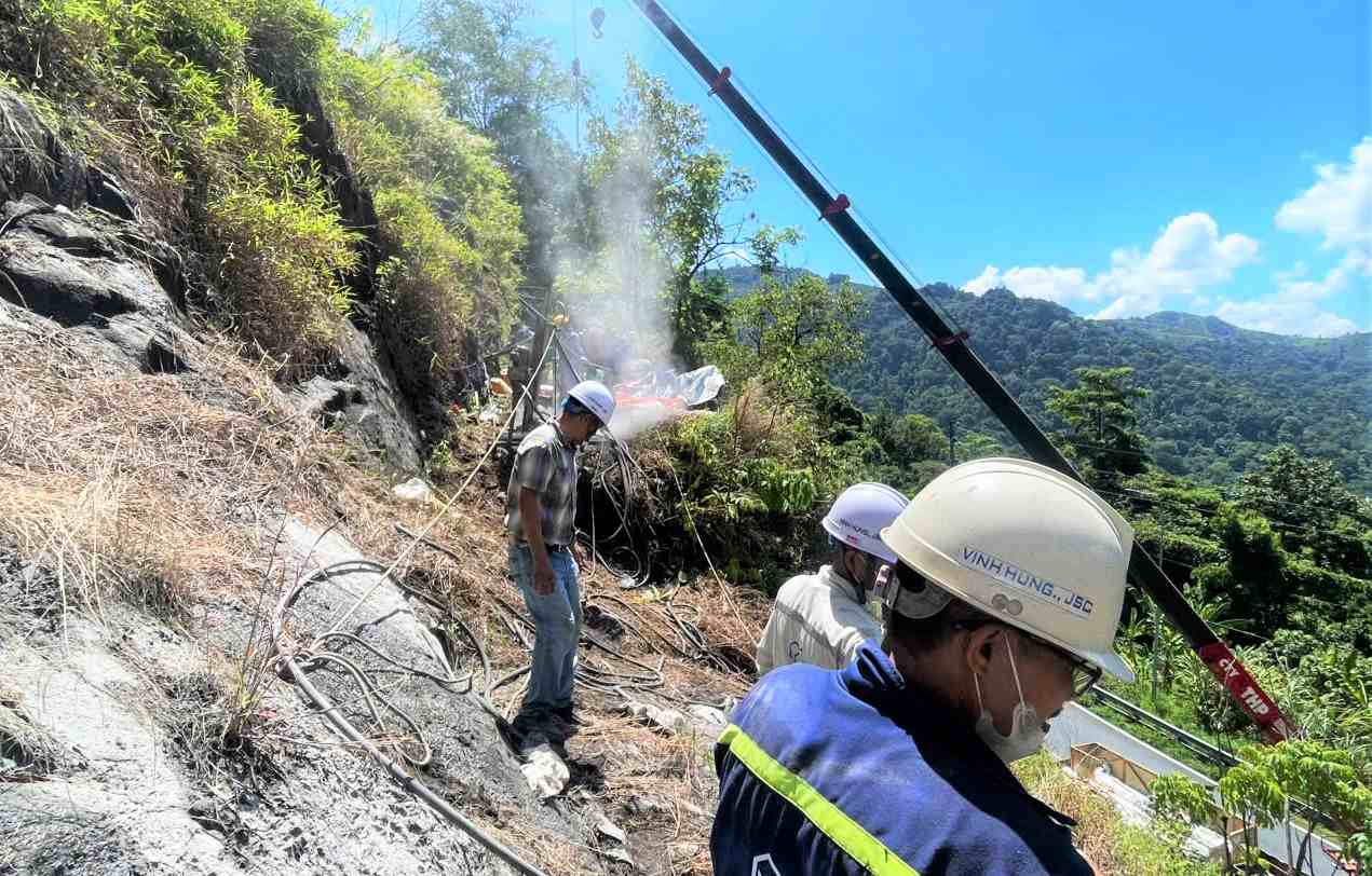 Đơn vị quản lý đường bộ lắp rào chắn nhằm ngăn chặn đất đá lăn trên đèo Bảo Lộc. Ảnh: Hoàng Sa 