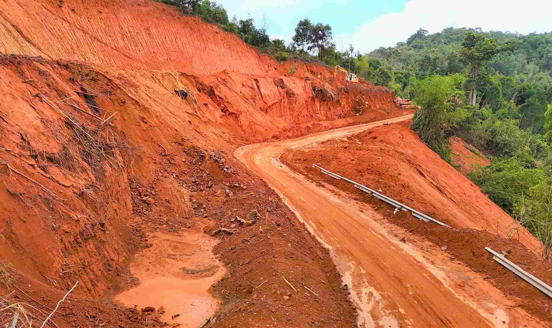 Các đơn vị tập trung khắc phục, xử lý, gia cố các điểm sạt lở nghiêm trọng đầu mùa mưa trên đèo Gia Bắc (Quốc lộ 28). Ảnh: Phúc Khánh 