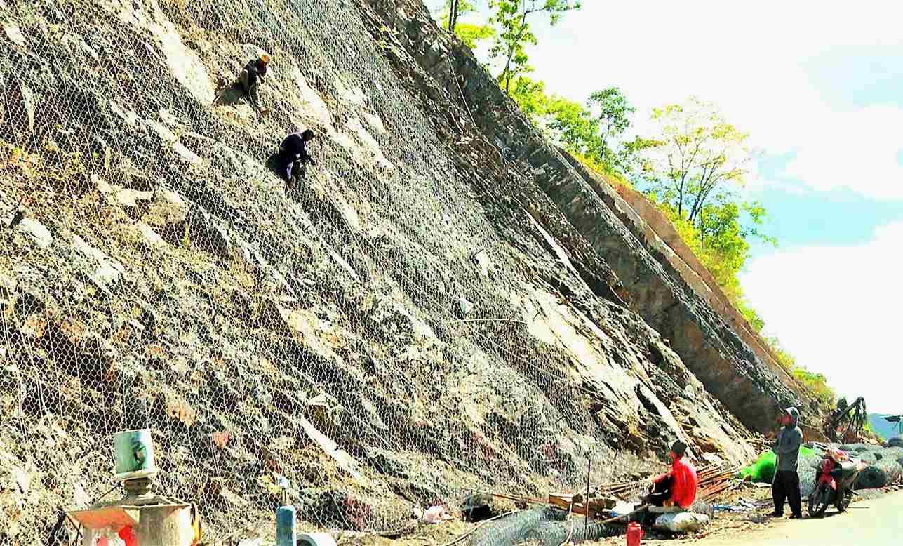 Đơn vị quản lý đường bộ gia cố mái taluy chống đá rơi, đá lở trên đèo Đại Ninh (Quốc lộ 28B). Ảnh: Hải Đường 