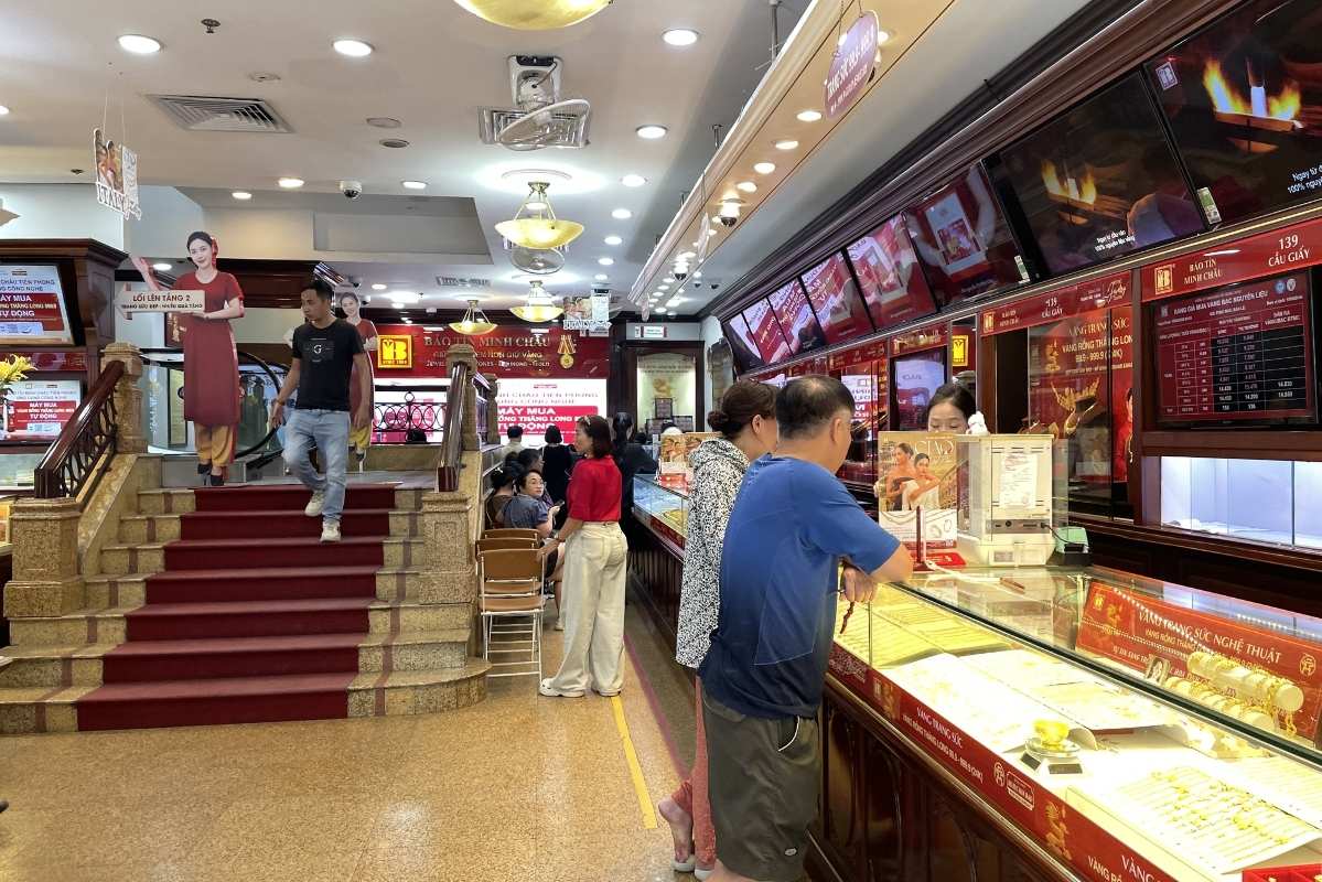 Le prix de l'or continue d'augmenter fortement, le volume des transactions dans les bijouteries est différencié. Photo: Hạ Linh