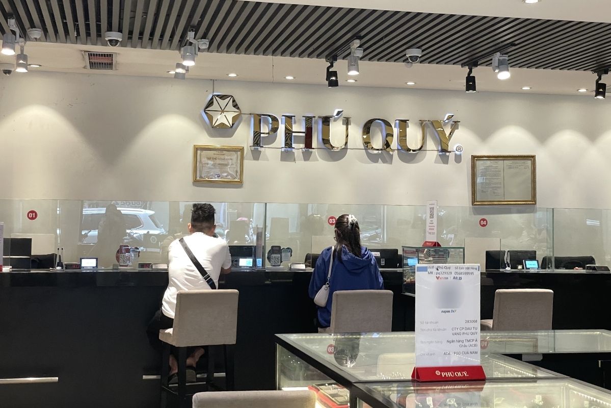 Tại tiệm vàng khác trên đường Cầu Giấy, lượng người giao dịch vàng ổn định, thông thoáng. Ảnh: Hạ Linh 