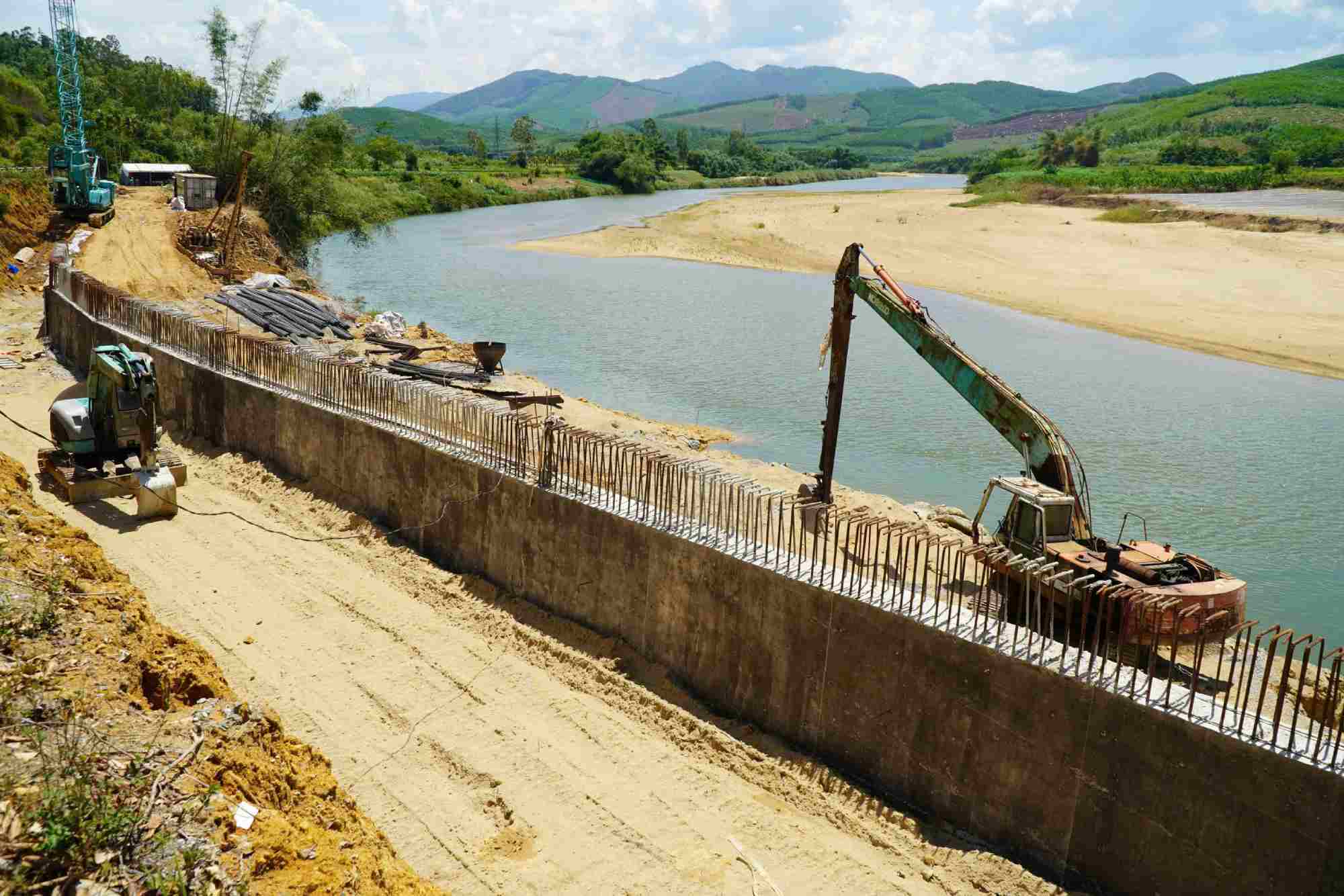 Quang Ngai Department of Construction requests Thanh Dat Construction Co., Ltd. to mobilize maximum manpower, machinery, and equipment to accelerate construction and compensate for the delayed volume. Photo: Vien Nguyen