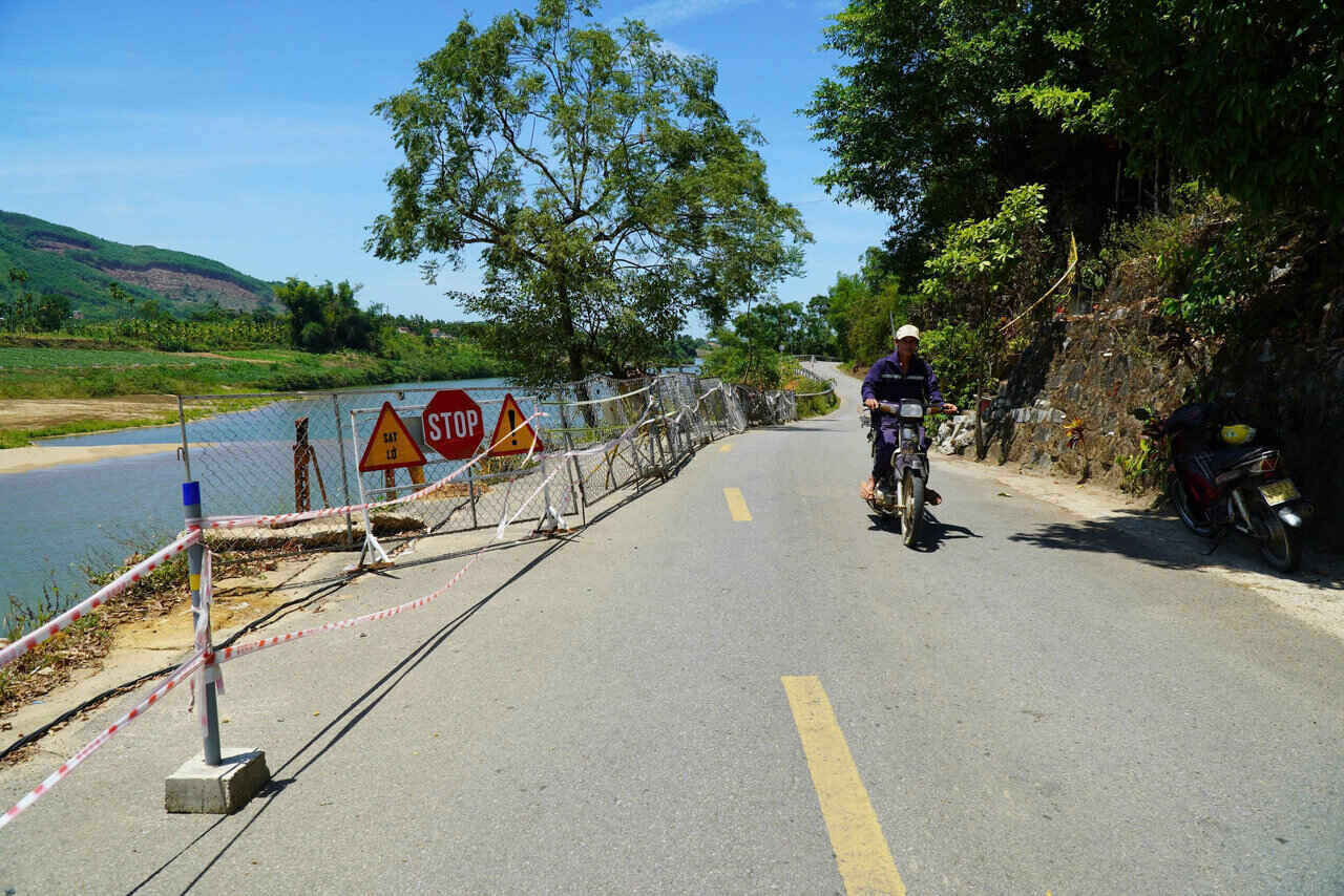 Sở Xây dựng yêu cầu nhà thầu tăng cường nhân lực thi công tường chắn, triển khai ngay việc đắp cát phía sau tường chắn - hạng mục đã chậm so với kế hoạch từ ngày 21.5. Ảnh: Đông Giang