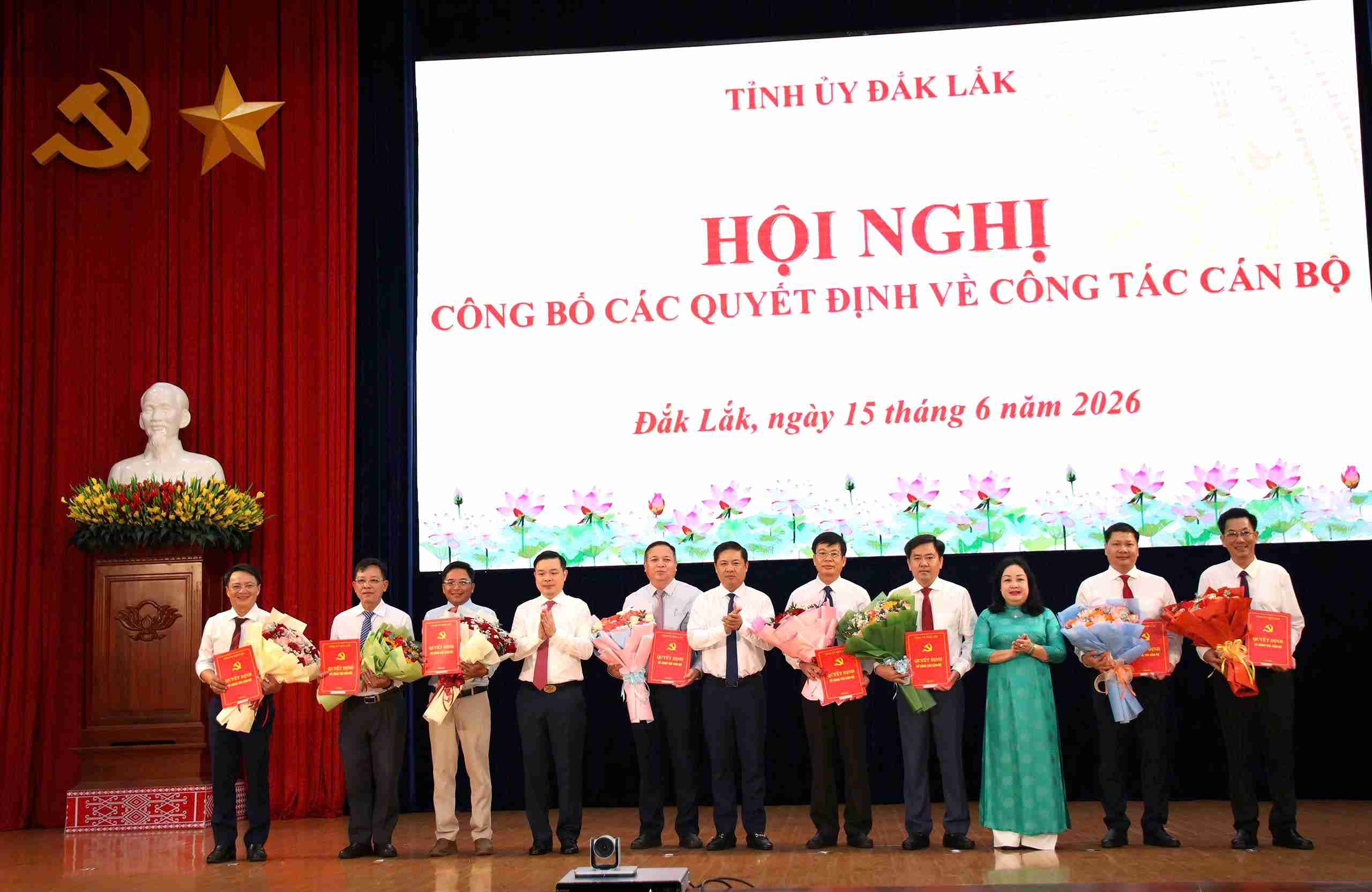 Leaders of the Provincial Party Committee and People's Committee of Dak Lak province present flowers and decisions to cadres who have been transferred and appointed to important positions. Photo: Bao Trung