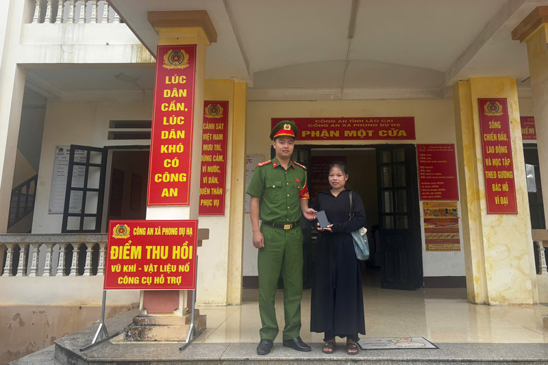 Phong Du Ha Commune Police, Lao Cai province invited Ms. T.T. D to the headquarters to work, and at the same time propagate and disseminate methods and tricks of fraud. Photo: Unit provided