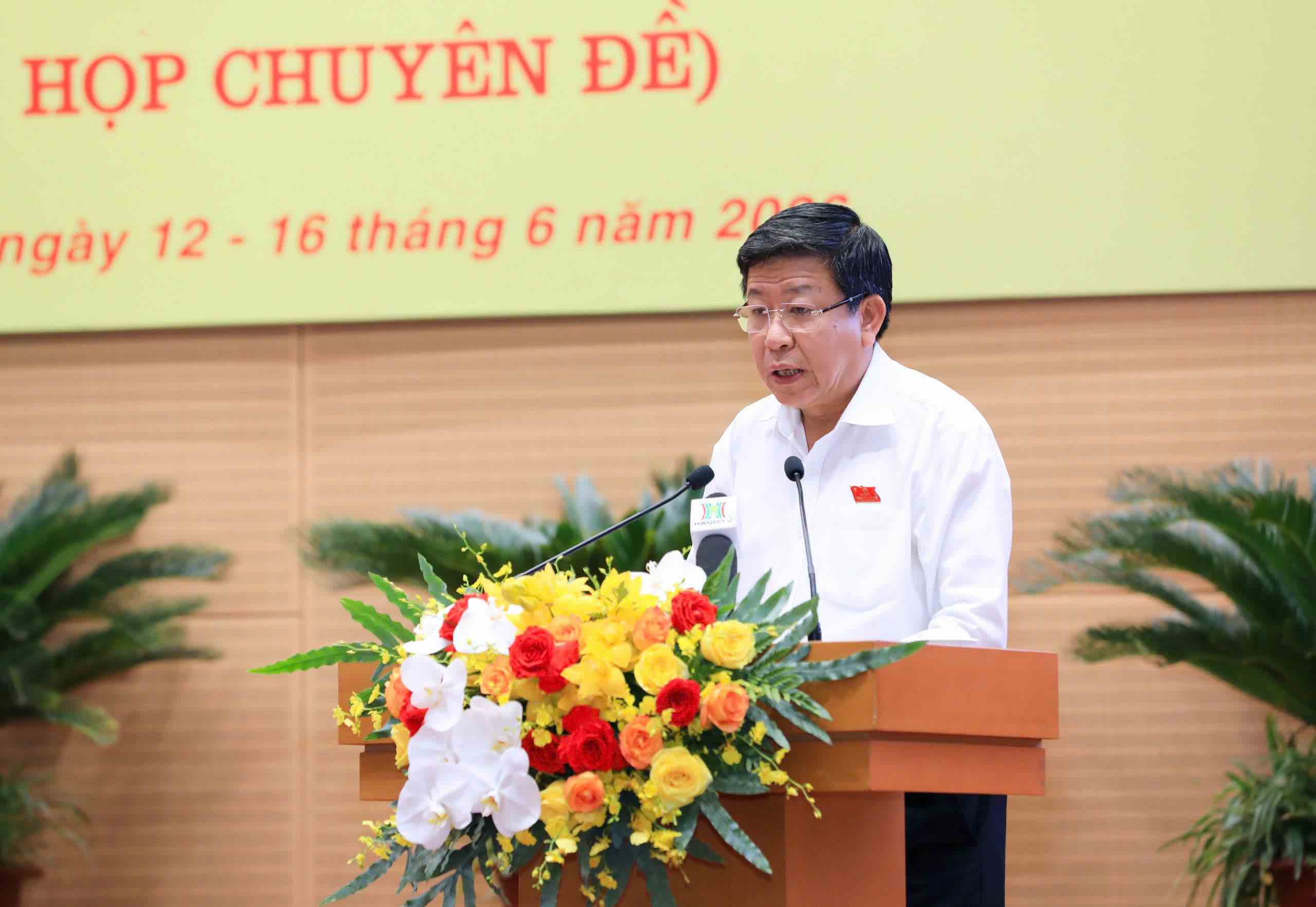 Standing Vice Chairman of Hanoi City People's Committee Duong Duc Tuan presents the report at the fourth session of Hanoi City People's Council, XVII term. Photo: Bao Chi