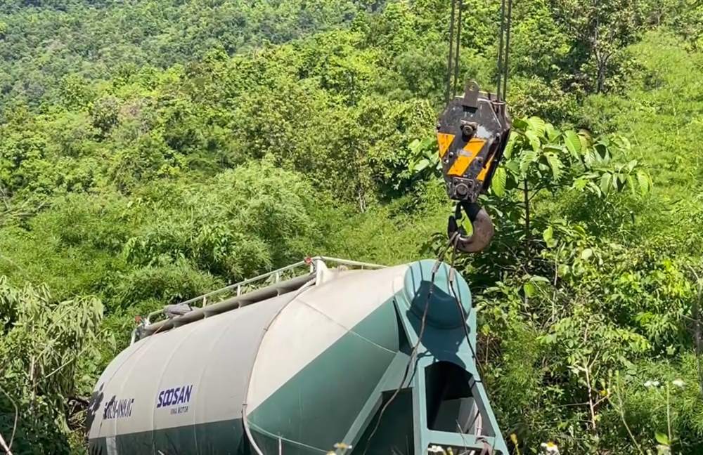 Cần cẩu kéo phần đuôi xe bồn. Ảnh: Duy Tuấn 