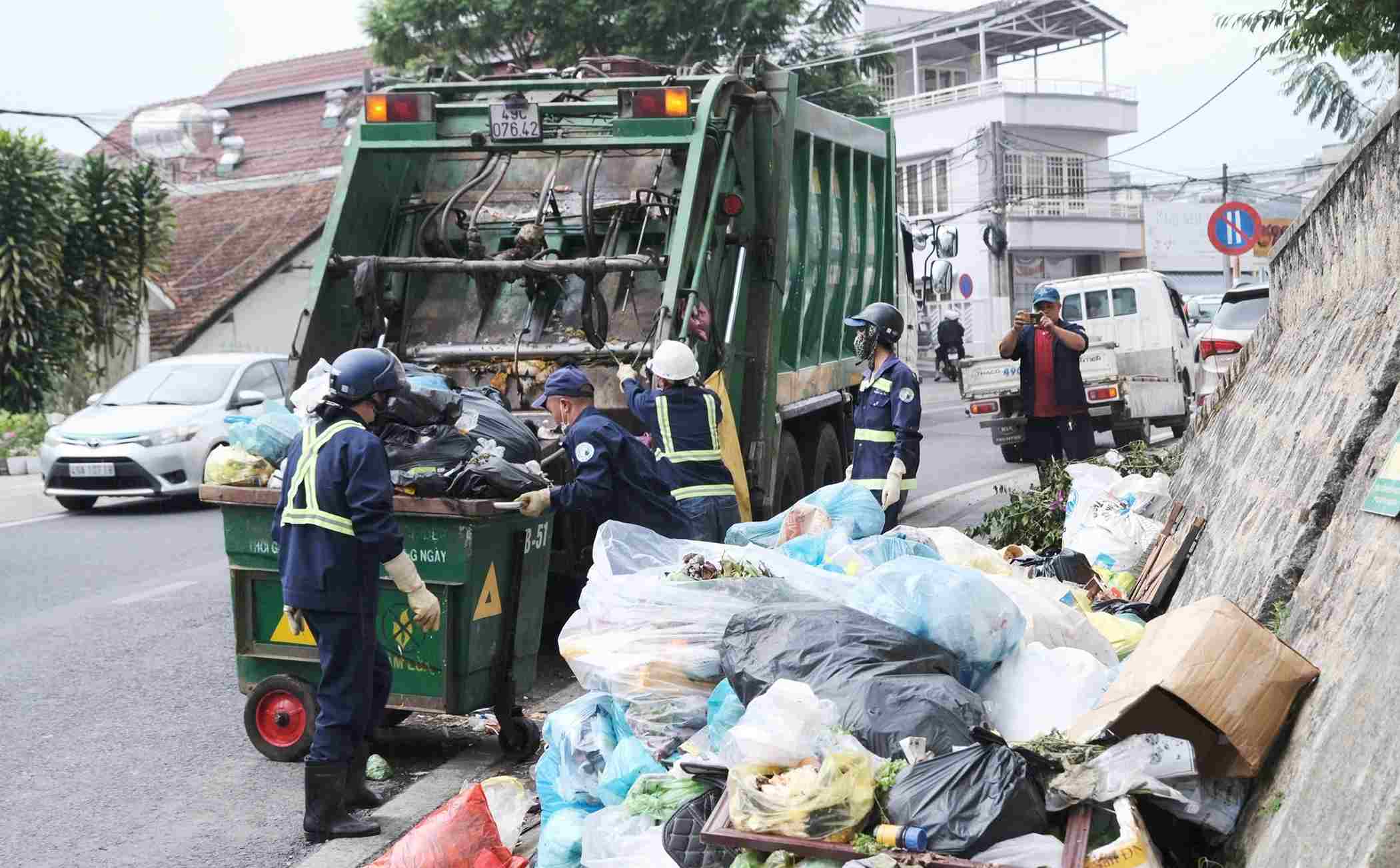 Cần có chiến lược lâu dài trong công tác thu gom, xử lý rác để Đà Lạt luôn sạch, đẹp. Ảnh: Phúc Khánh