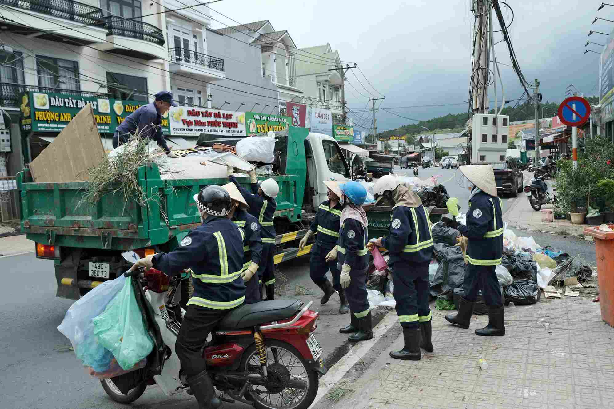 Công ty CP Dịch vụ Đô thị Đà Lạt đang khẩn trương thu gom, xử lý hàng trăm tấn rác ứ đọng. Ảnh: Phúc Khánh