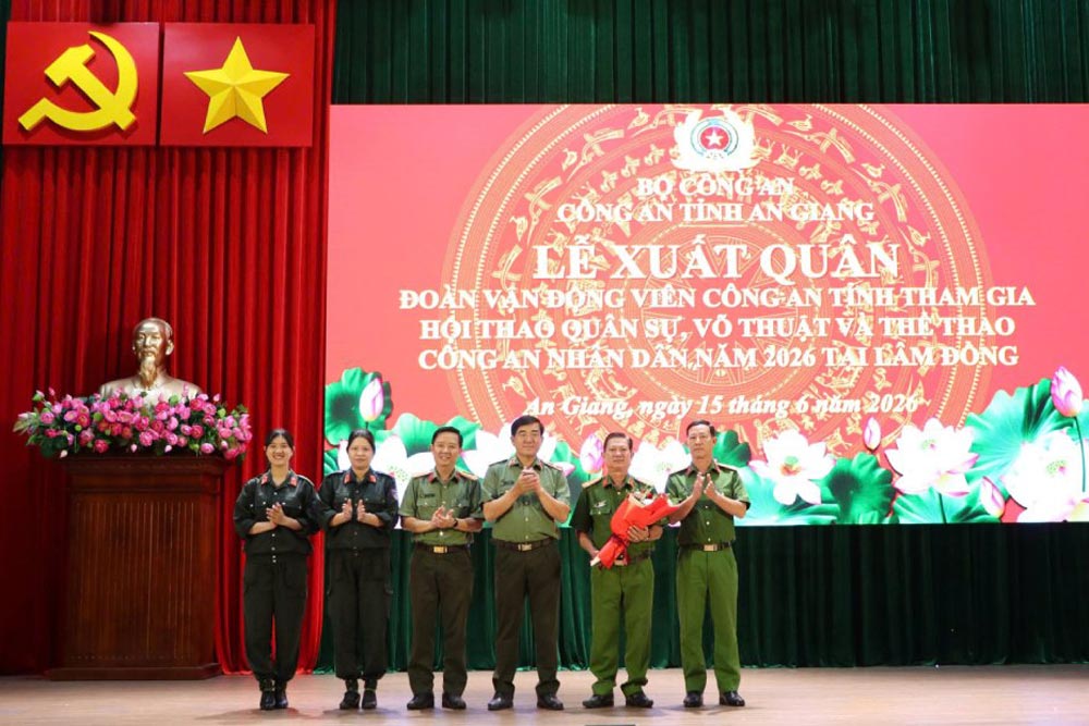 Leaders of An Giang Provincial Police present flowers to the Provincial Police Sports Delegation. Photo: Tien Dung