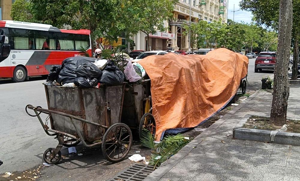 Rác thải bị ùn ứ nhiều ngày, thậm chí phải dùng bạt che để tránh mùi hôi. Ảnh: Quách Du