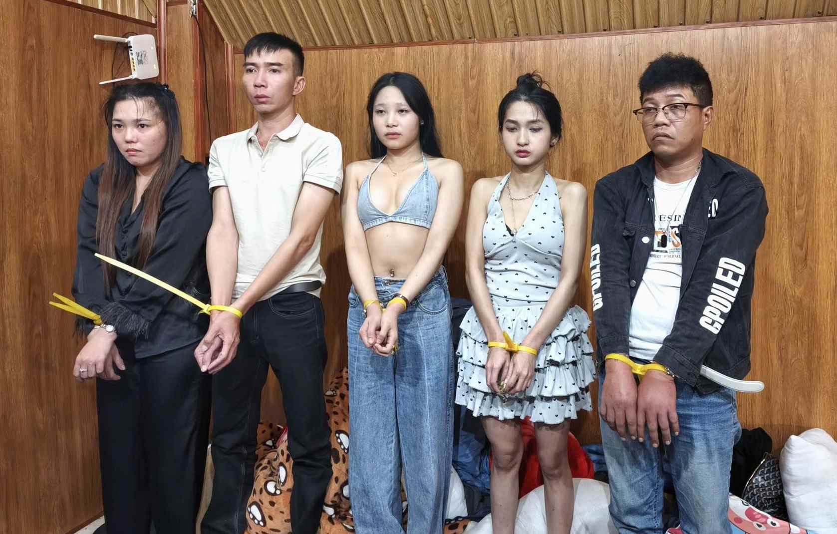 La police a fait une descente au Homestay Đ. X. P à Măng Đen (Quảng Ngãi) à l'aube du 19 octobre 2025, découvrant 30 jeunes hommes en train de se droguer lors d'une fête d'anniversaire de drogue. Photo: Police de Quảng Ngãi