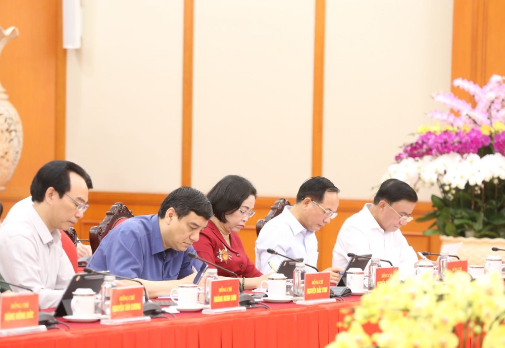 Ủy viên Bộ Chính trị: Thường trực Ban Bí thư Trần Cẩm Tú; Bí thư Trung ương Đảng, Trưởng Ban Tuyên giáo và Dân vận Trung ương Trịnh Văn Quyết cùng các đại biểu tại cuộc làm việc. 