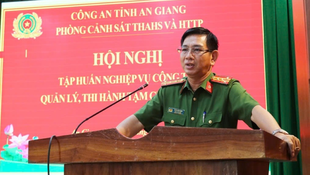 Colonel Tran Van Cung - Deputy Director, Head of the Temporary Detention Management Agency of An Giang Provincial Police - spoke at the conference. Photo: Binh An