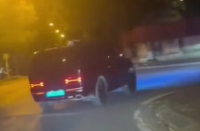 Images of the blue-plated car involved in the accident were recorded by people and posted on social networks. Screenshot