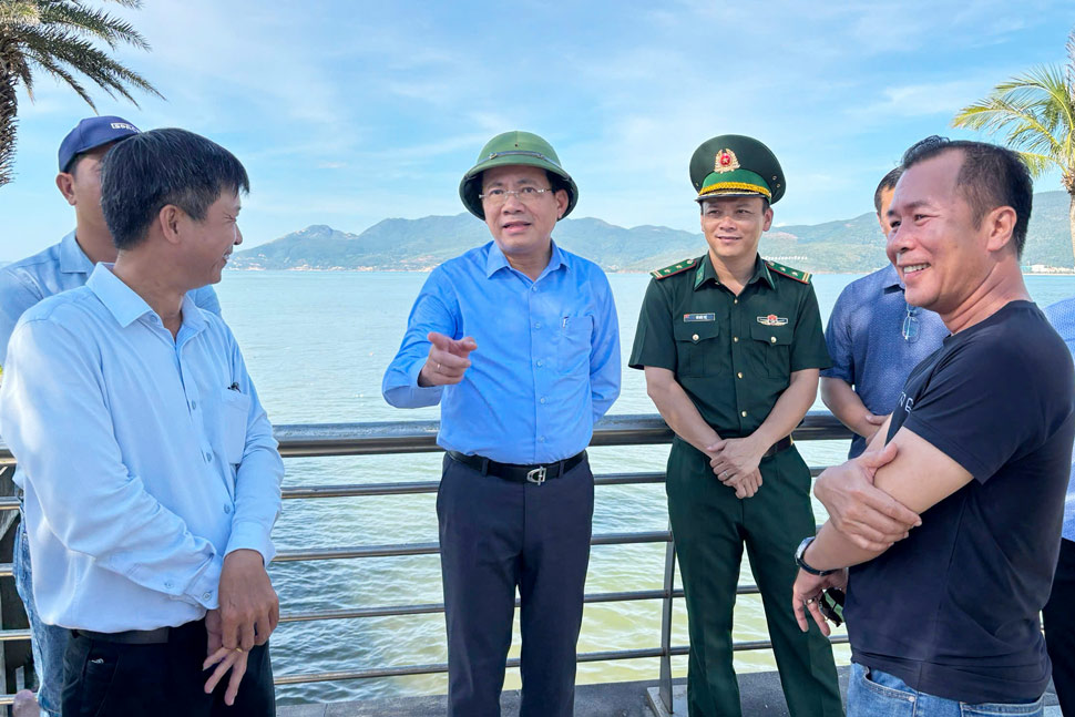 Chủ tịch UBND tỉnh Gia Lai Phạm Anh Tuấn (giữa) kiểm tra hoạt động tại Bến Mũi Tấn. Ảnh: Ngọc Minh