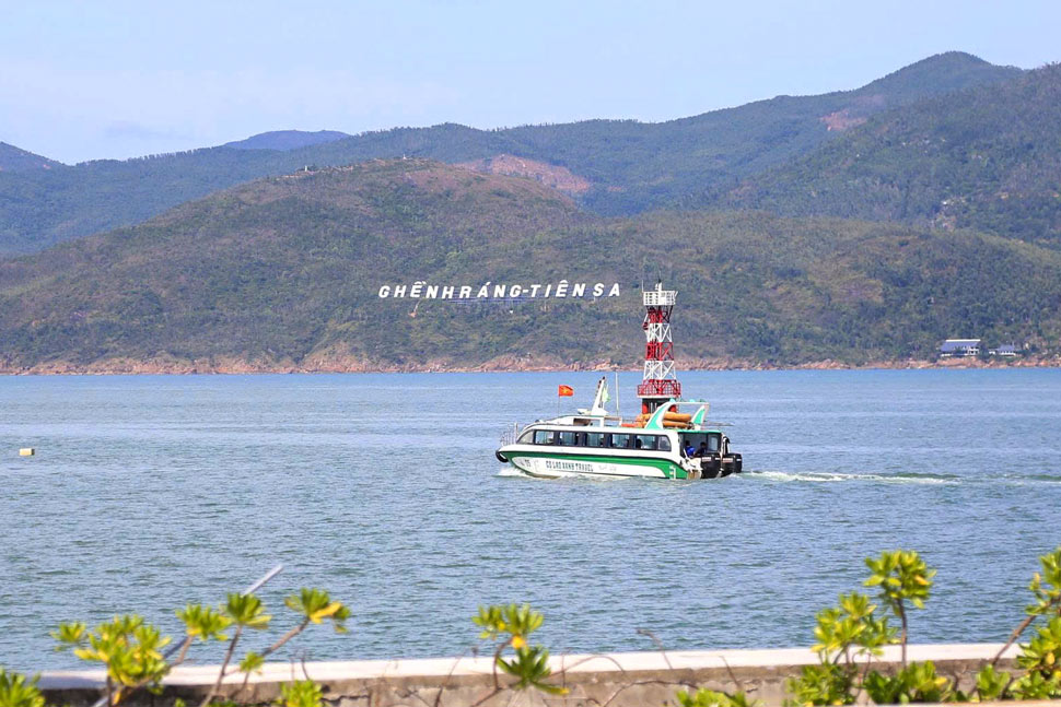 À partir du 15 juin, les canoës à passagers sur la route Quy Nhon - Cu Lao Xanh opèrent officiellement au quai de Mui Tan, rue Xuan Dieu, quartier Quy Nhon, Gia Lai. Photo de : Hoai Phuong