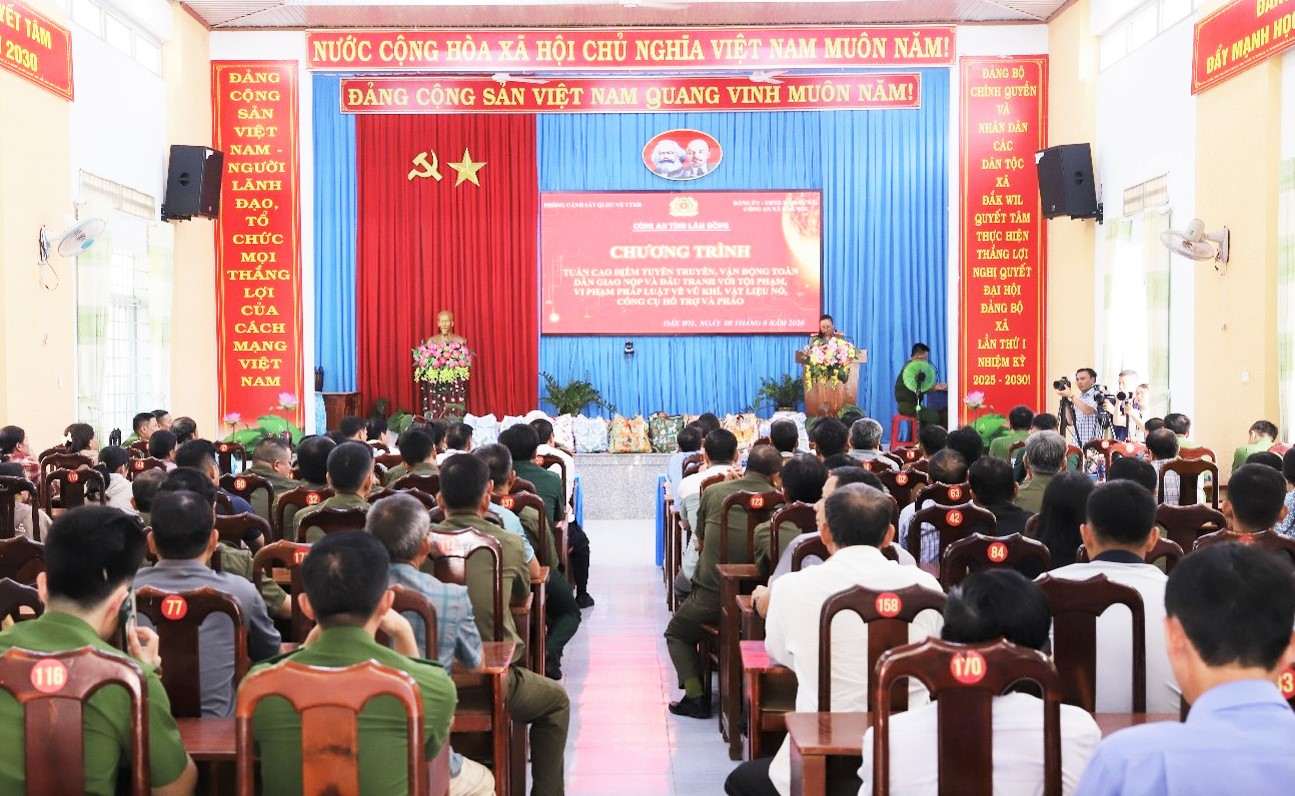 Công an tỉnh Lâm Đồng tổ chức tuần cao điểm tuyên truyền, vận động toàn dân giao nộp vũ khí, vật liệu nổ, công cụ hỗ trợ tại 5 xã biên giới. Ảnh: Công an 