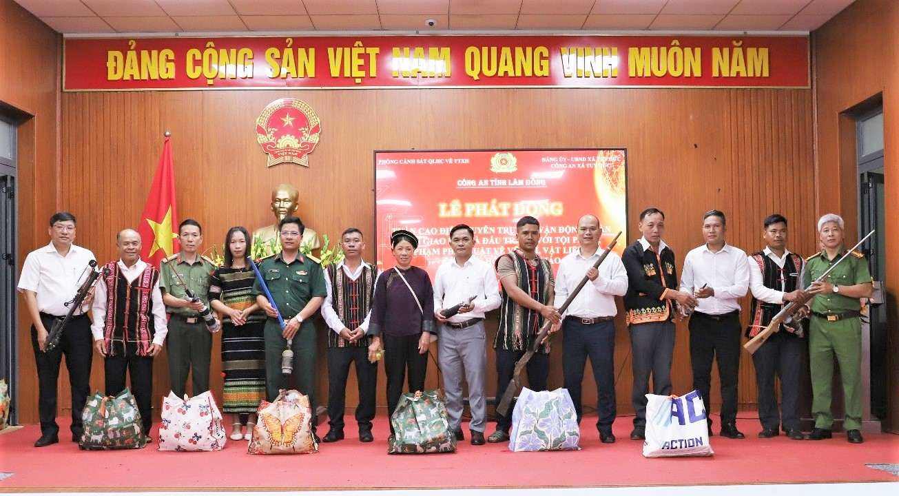Người dân trên địa bàn xã Tuy Đức, tỉnh Lâm Đồng giao nộp vũ khí, vật liệu nổ, công cụ hỗ trợ cho lực lượng Công an và chính quyền địa phương. Ảnh: Công an 