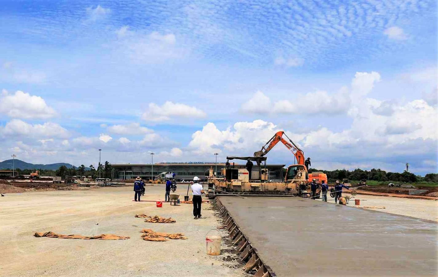 Ở tất cả các hạng mục dự án sửa chữa, nâng cấp sân bay Liên Khương đang được thi công khẩn trương. Ảnh: Nghĩa Nguyễn