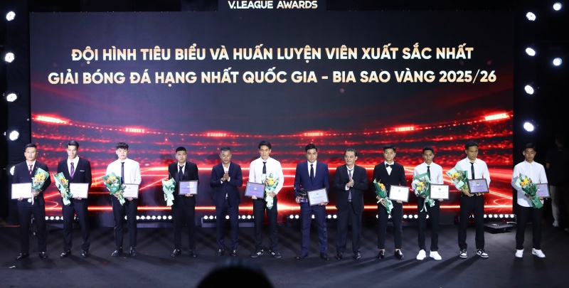 Các cầu thủ trong Đội hình tiêu biểu giải hạng Nhất Quốc gia. Ảnh: VPF