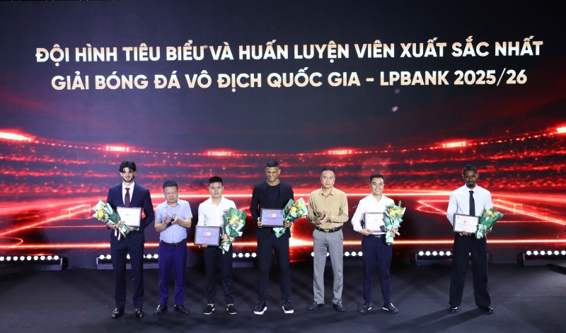 Các cầu thủ trong Đội hình tiêu biểu V.League. Ảnh: VPF