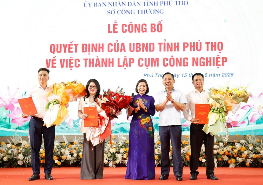 Leaders of the Provincial People's Committee and the Department of Industry and Trade present decisions and flowers to congratulate investors of industrial clusters. Photo: Huyen Trang