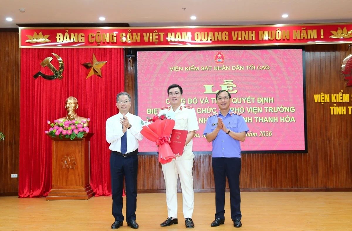 Trao quyết định và tặng hoa chúc mừng tân Phó Viện trưởng VKSND tỉnh Thanh Hóa. Ảnh: Quốc Hương