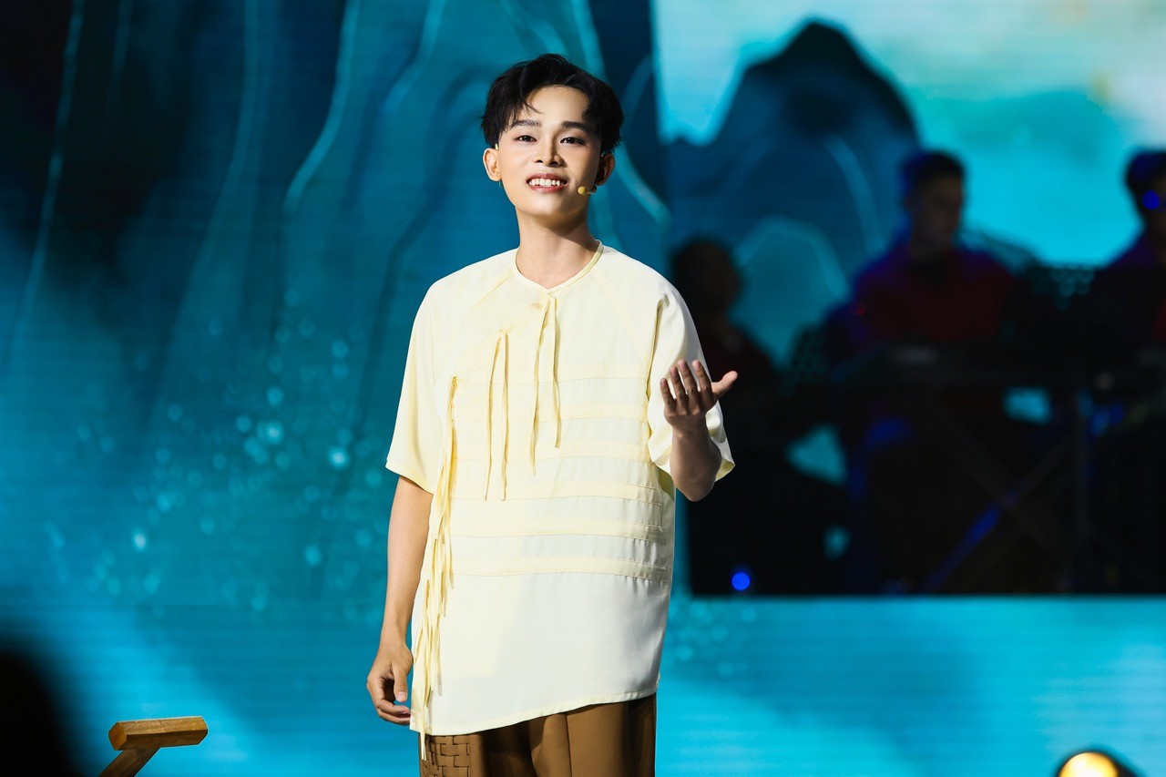 Singer Ho Van Cuong. Photo: Organizing Committee.